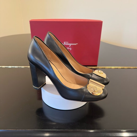 Salvatore Ferragamo NWT Luxury Classic Chic RARE Authentic Fiamma Black Pumps - Picture 4 of 17